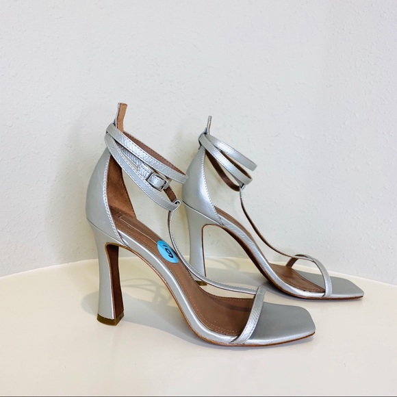 BCBGMAXAZRIA T-Strap Dull Silver Leather Heels Sandals Size 6 NEW - Picture 4 of 8